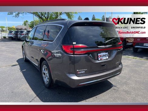 Used 2023 Chrysler Pacifica Limited FWD image 9