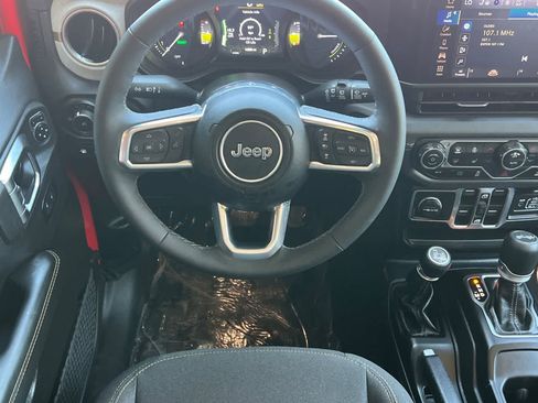 Used 2025 Jeep Wrangler Unlimited Sahara AWD/4WD image 16