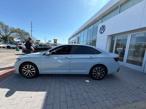 Used 2025 Volkswagen Jetta SE FWD image 9