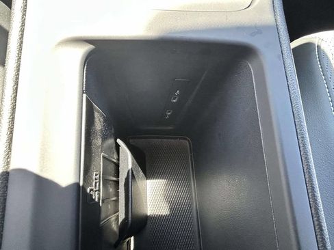 Used 2025 Volkswagen Tiguan SE w/ Panoramic Sunroof Package AWD/4WD image 18