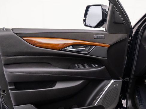Used 2019 Cadillac Escalade Luxury image 16