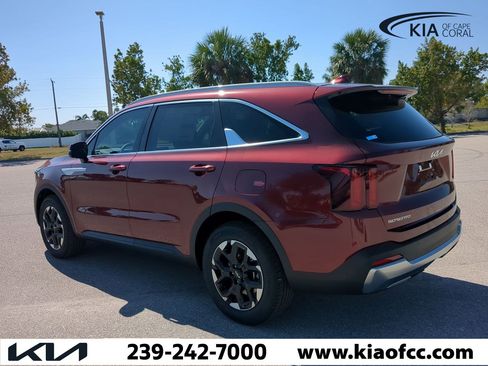 New 2025 Kia Sorento S image 6
