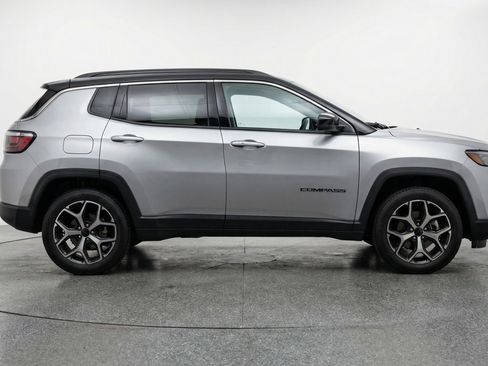 Used 2025 Jeep Compass Limited image 11