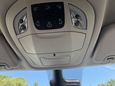Used 2024 Chrysler Pacifica Touring-L AWD/4WD image 12