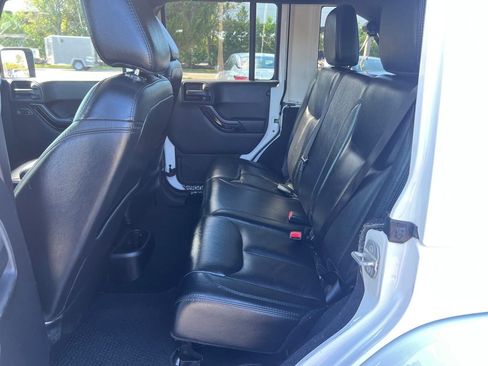 Used 2014 Jeep Wrangler Unlimited Sahara image 27