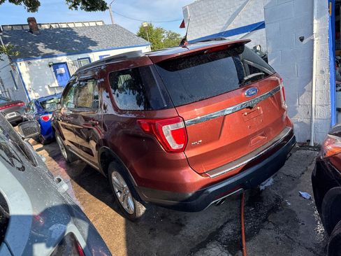 Used 2018 Ford Explorer XLT w/ Equipment Group 202A AWD/4WD image 5