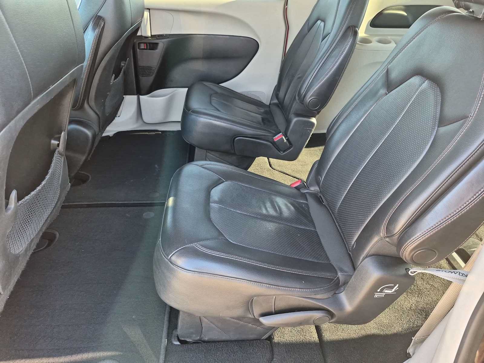 Used 2018 Chrysler Pacifica Touring-L FWD image 18