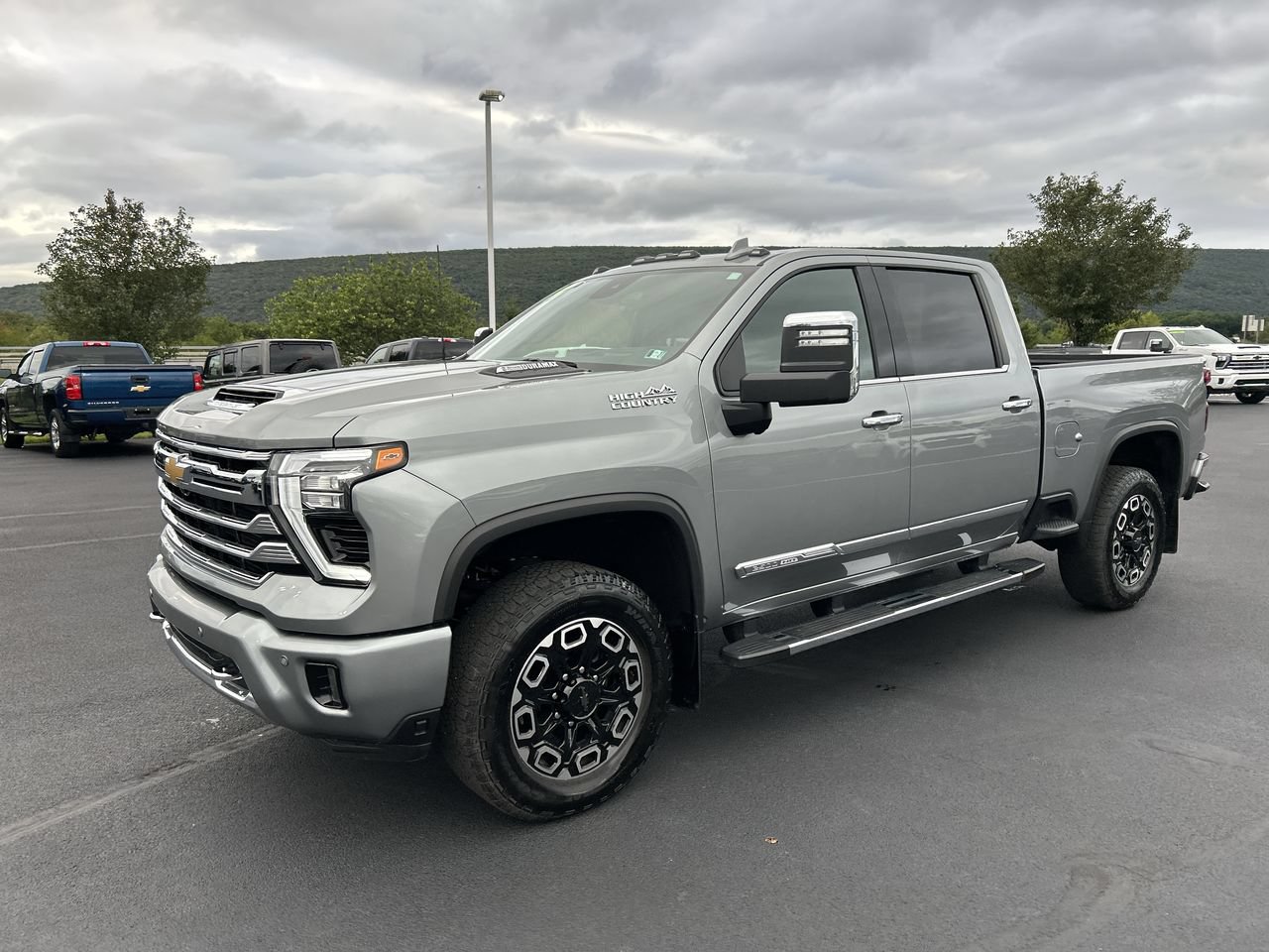 Used 2024 Chevrolet Silverado 2500 High Country w/ Technology Package AWD/4WD image 3