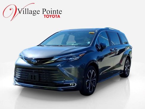 Used 2025 Toyota Sienna Platinum FWD image 1