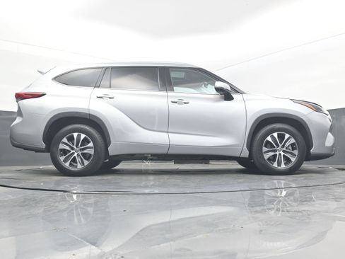 Used 2022 Toyota Highlander XLE FWD image 27