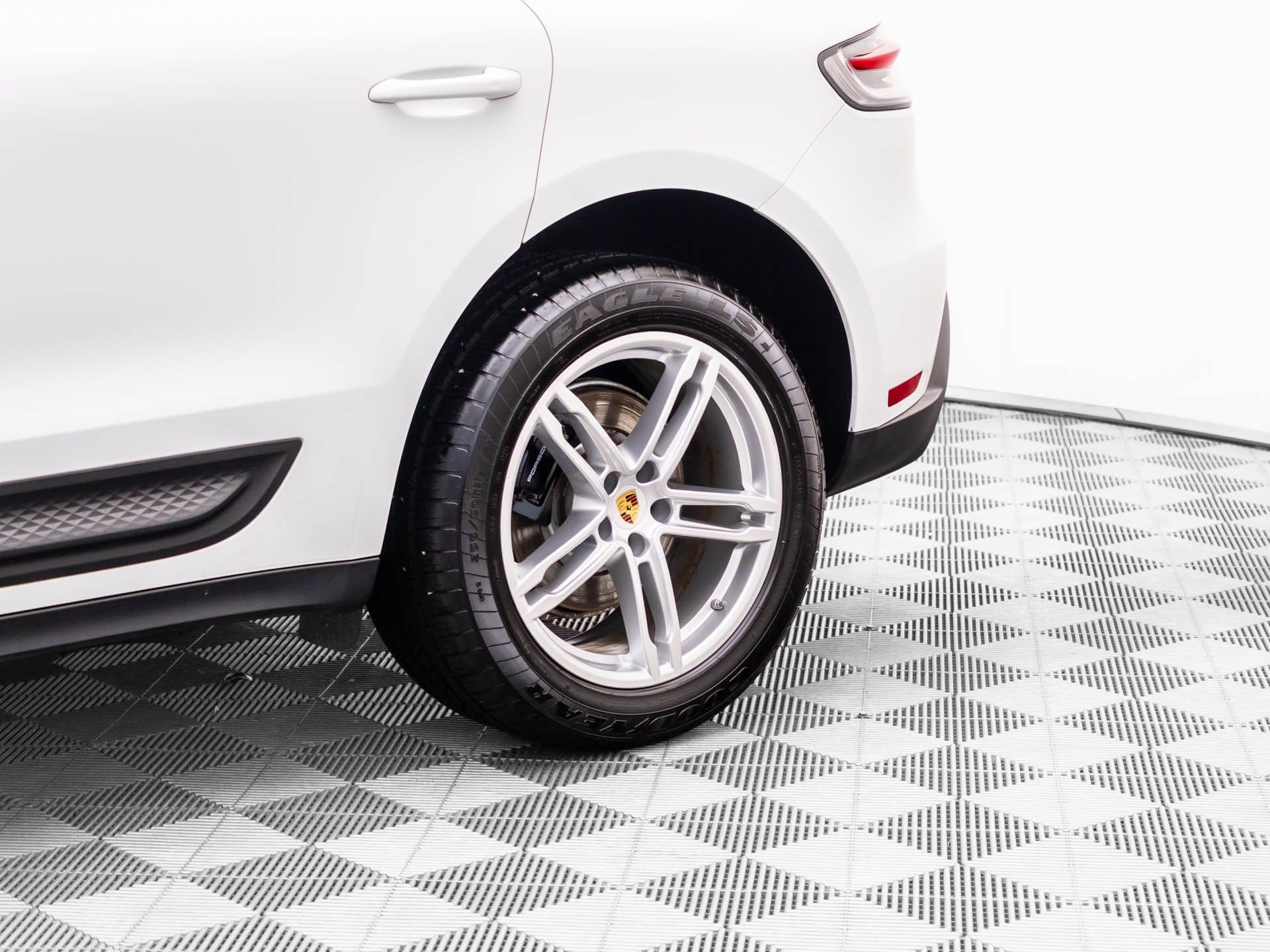 Certified 2023 Porsche Macan AWD/4WD image 31