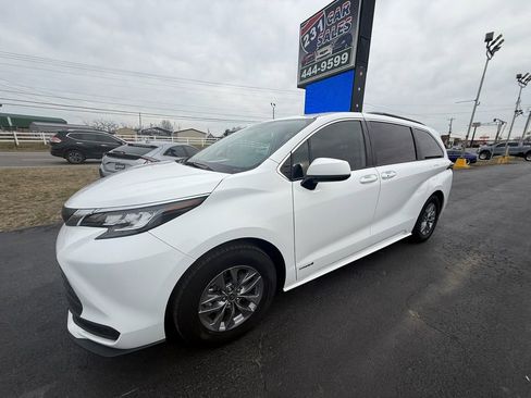 Used 2021 Toyota Sienna LE image 8