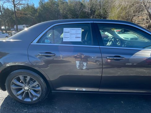 Used 2015 Chrysler 300 Limited image 10