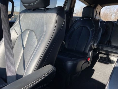 Used 2025 Chrysler Pacifica Select image 19