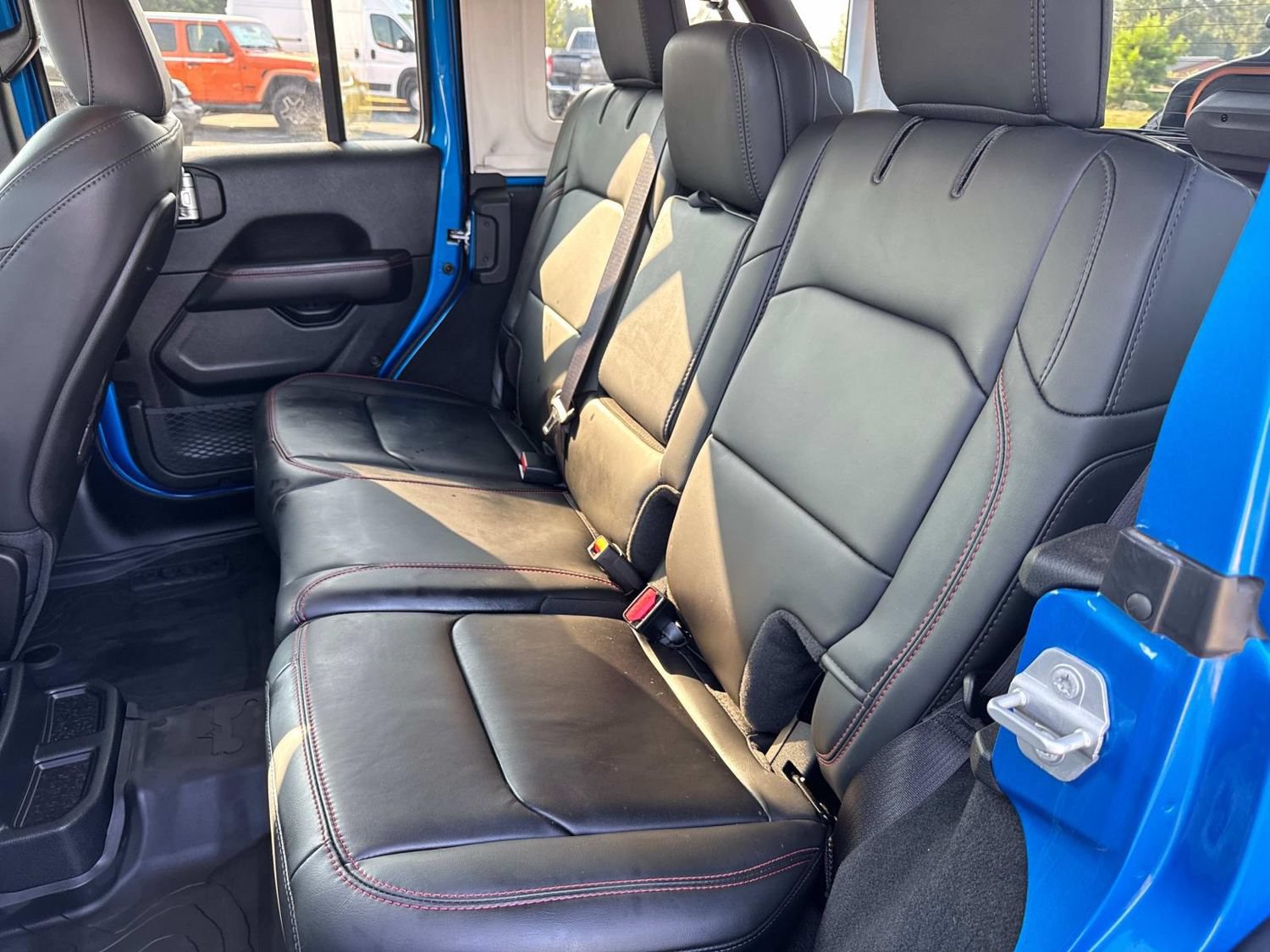 Used 2025 Jeep Wrangler Unlimited Rubicon w/ Convenience Group AWD/4WD image 18