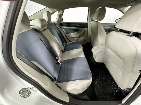 Used 2025 Volkswagen Jetta SE image 28