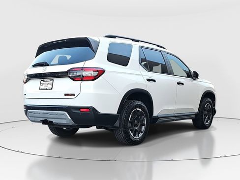 Used 2024 Honda Pilot TrailSport image 5