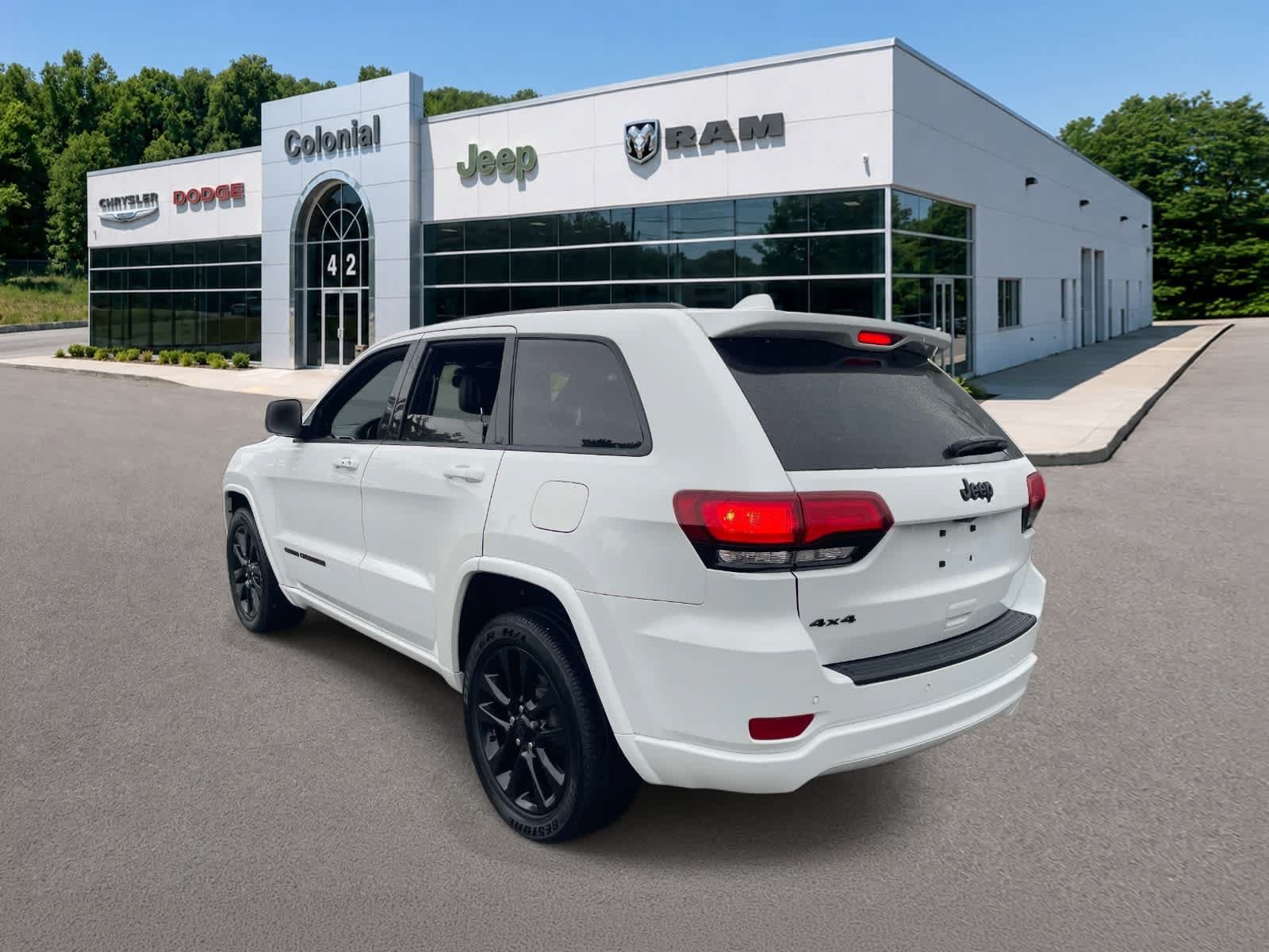 Used 2018 Jeep Grand Cherokee Altitude AWD/4WD image 3