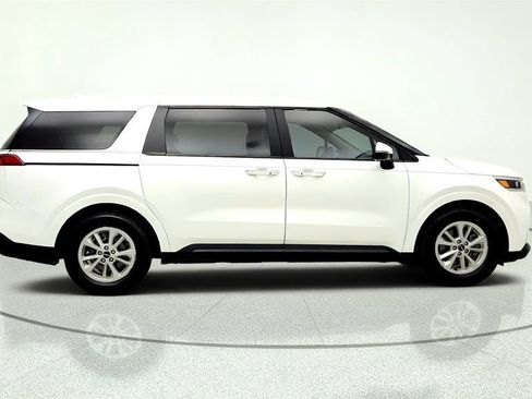 Used 2024 Kia Carnival LX FWD image 4