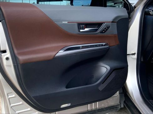 Used 2023 Toyota Venza XLE image 21