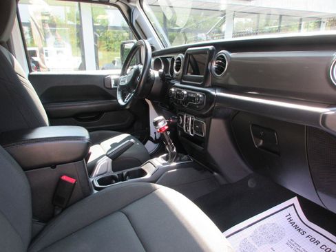 Used 2018 Jeep Wrangler Unlimited Sahara AWD/4WD image 16