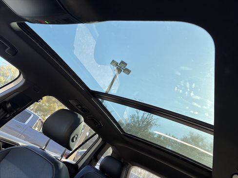 Used 2022 Volkswagen Tiguan SE R-Line image 30