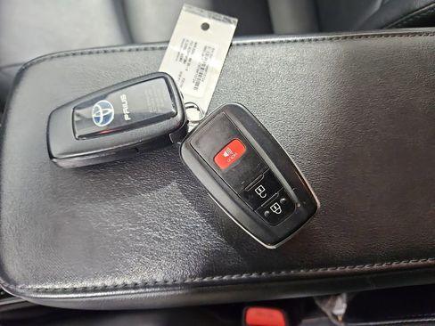 Used 2019 Toyota Prius XLE w/ Premium Convenience Package image 28