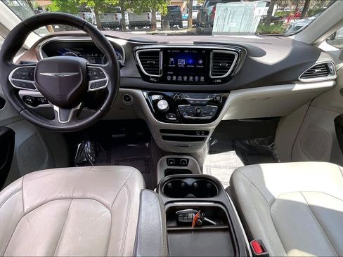 Used 2017 Chrysler Pacifica Touring-L image 15