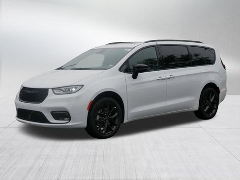 New 2026 Chrysler Pacifica Limited w/ S Appearance Package image 3