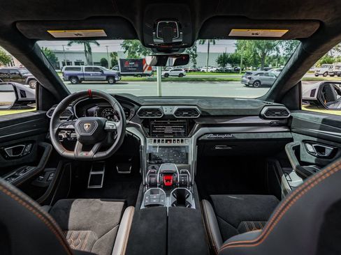 Used 2024 Lamborghini Urus Performante AWD/4WD image 25