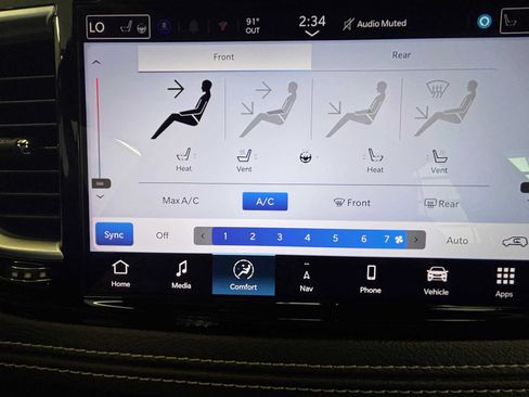 Used 2025 Chrysler Pacifica Limited AWD/4WD image 30