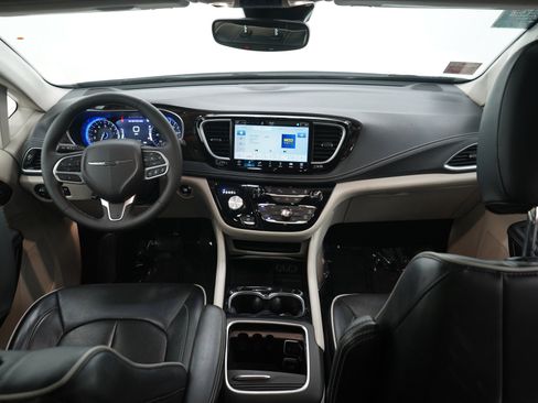Used 2024 Chrysler Pacifica Limited FWD image 16