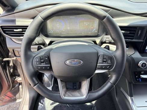 Used 2020 Ford Explorer Platinum w/ Premium Technology Package AWD/4WD image 24