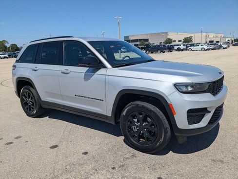 Used 2025 Jeep Grand Cherokee Altitude AWD/4WD image 2