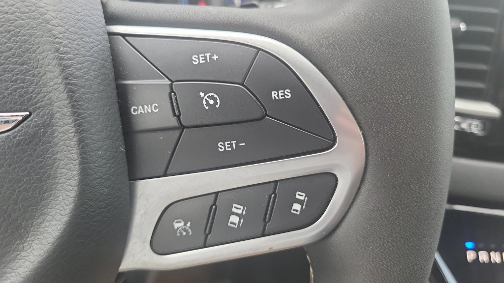 Used 2025 Chrysler Pacifica Select FWD image 30