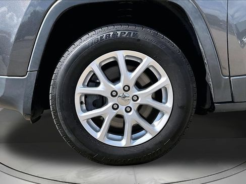 Used 2017 Jeep Cherokee Latitude w/ Cold Weather Group AWD/4WD image 36