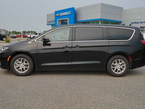 Used 2026 Chrysler Pacifica Select FWD image 10