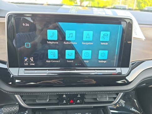 Used 2024 Volkswagen Atlas SE AWD/4WD image 18