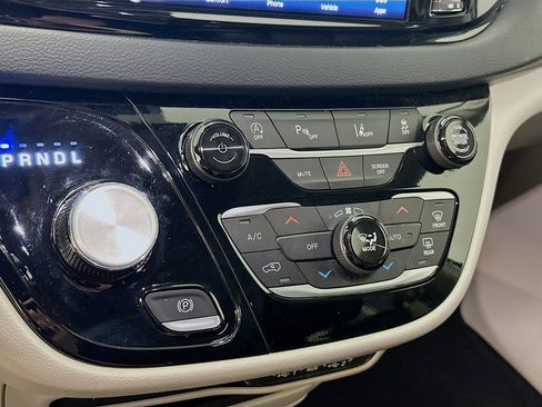 Used 2024 Chrysler Pacifica Touring-L FWD image 23