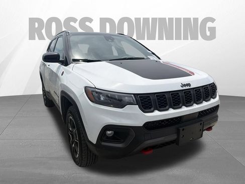Used 2025 Jeep Compass Trailhawk AWD/4WD image 3