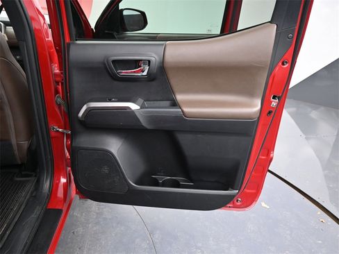 Used 2019 Toyota Tacoma Limited image 19
