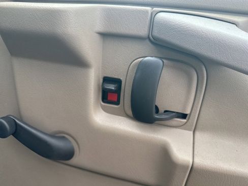 Used 2011 Chevrolet Express 2500 image 19