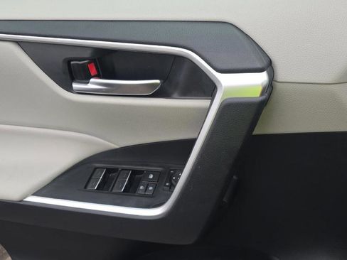 Used 2023 Toyota RAV4 XLE Premium image 10