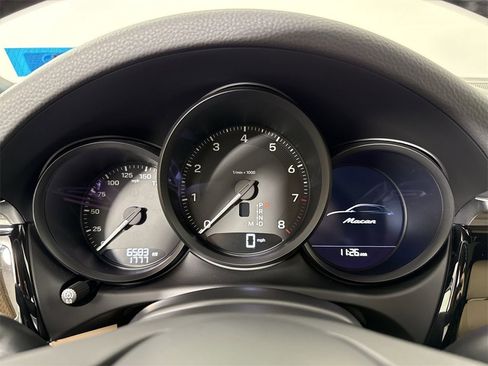 Certified 2025 Porsche Macan image 37