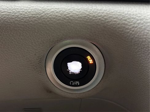 Used 2018 Chrysler Pacifica Limited FWD image 38