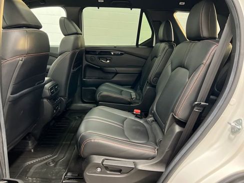 Used 2025 Honda Pilot TrailSport image 18