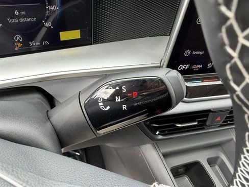 New 2025 Volkswagen Tiguan SE image 27