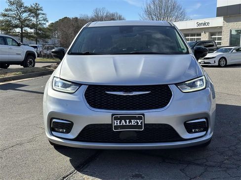 Used 2024 Chrysler Pacifica Touring-L image 24