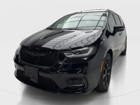 Used 2025 Chrysler Pacifica Limited FWD image 4