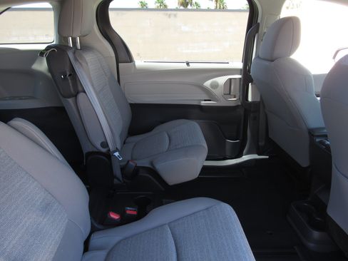 Used 2023 Toyota Sienna LE FWD image 11